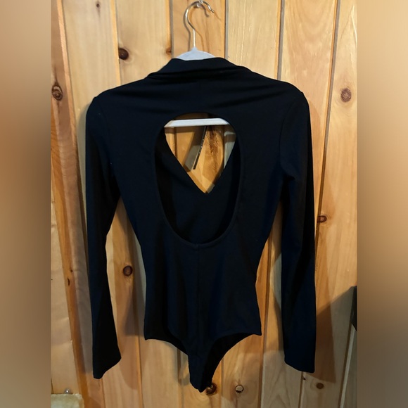 NWT Lulus Women’s Black V-Neck Long Sleeve Bodysuit with Cutout in Back - Picture 6 of 6